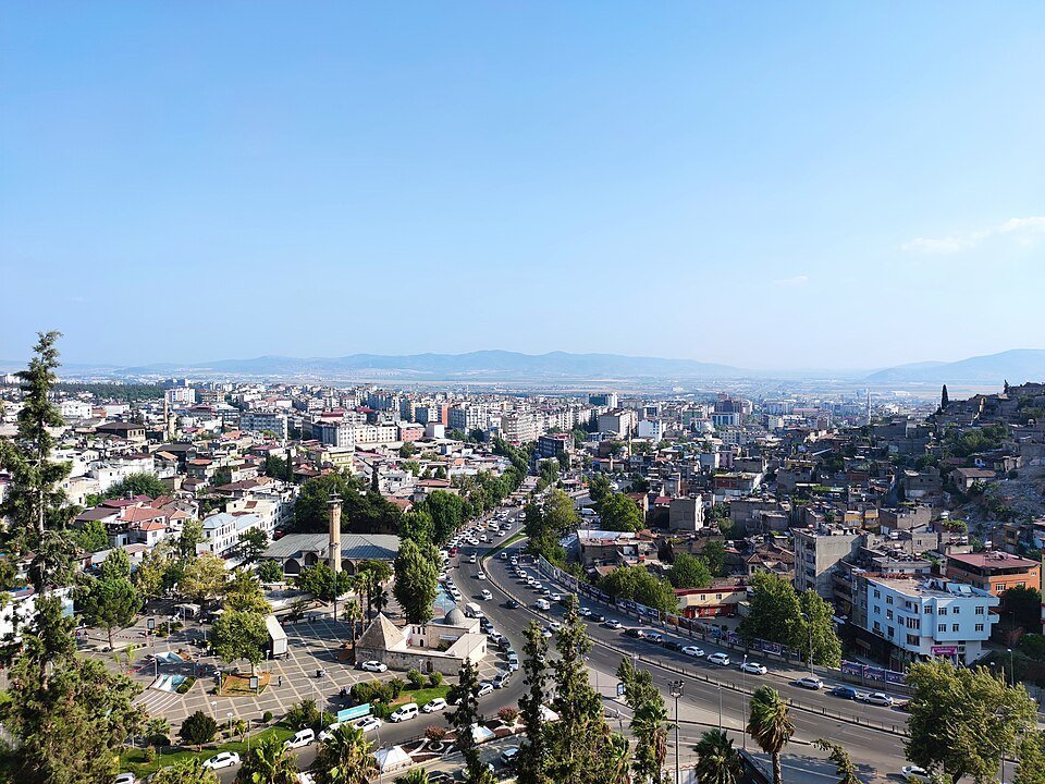 Kahramanmaraş — Şehrin Kahramanmaraş Kalesi'nden bir görünümü (Ağustos 2022)