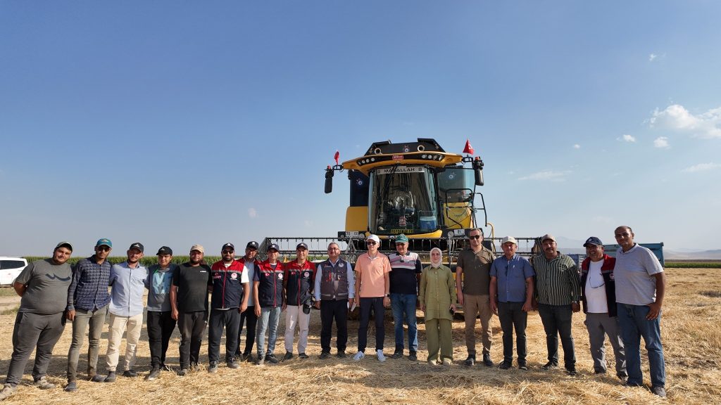 Veli İhsan BAYDEMİR’in Tarlasından Yerli Tohum Hasadı Yapıldı